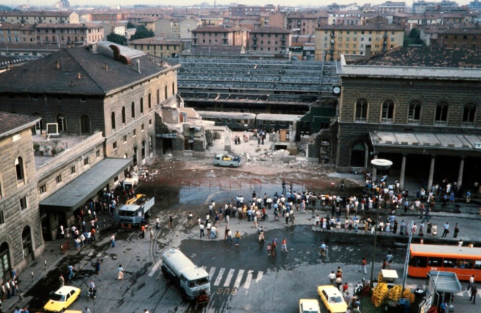la stazione di Bologna devastata