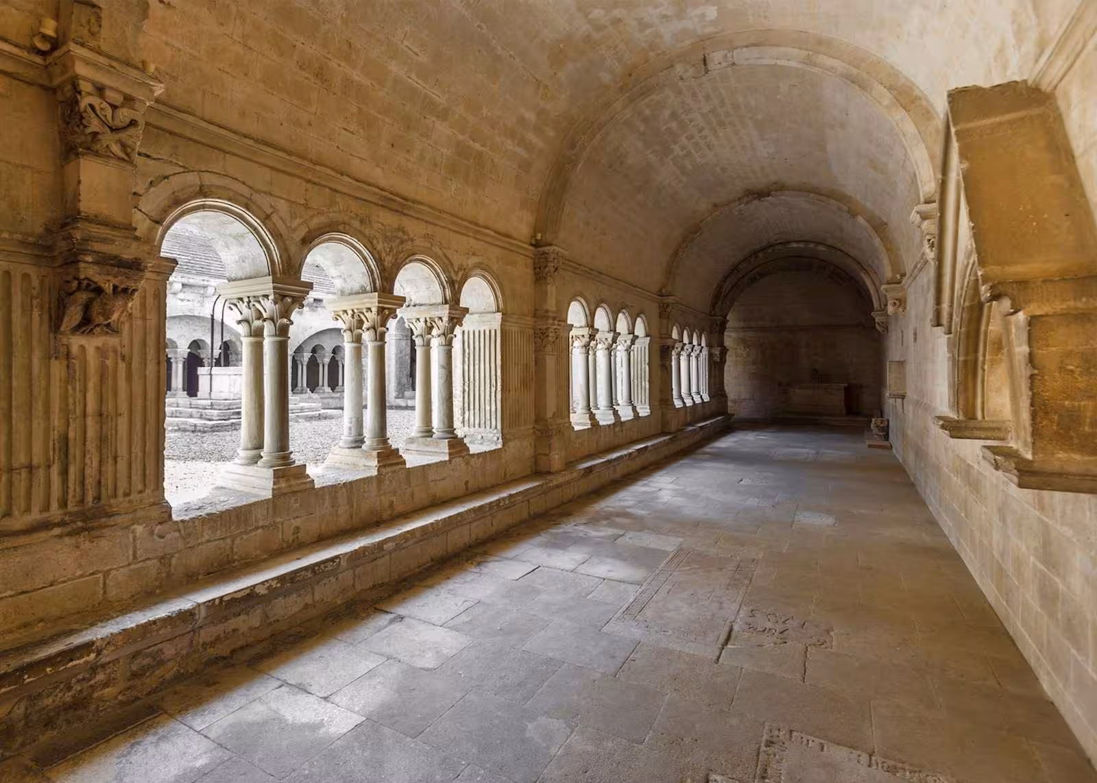 un chiostro di abbazia medioevale