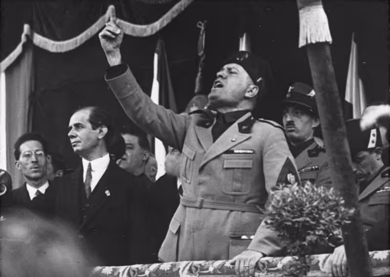 un tipico atteggiamento di Mussolini nell'arringare un tipico atteggiamento di Mussolini nell'arringare