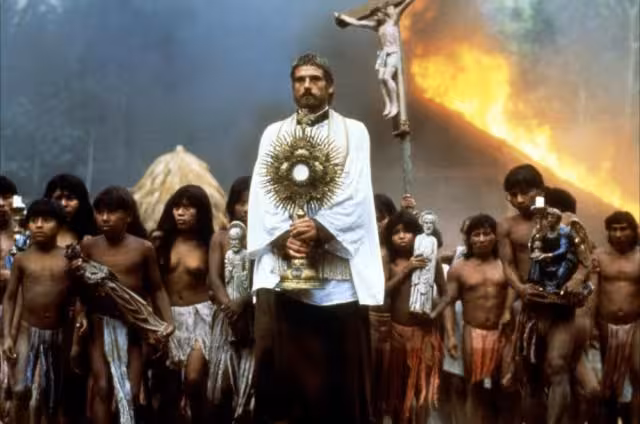 una scena dal film Mission: la Chiesa a fianco degli Indios