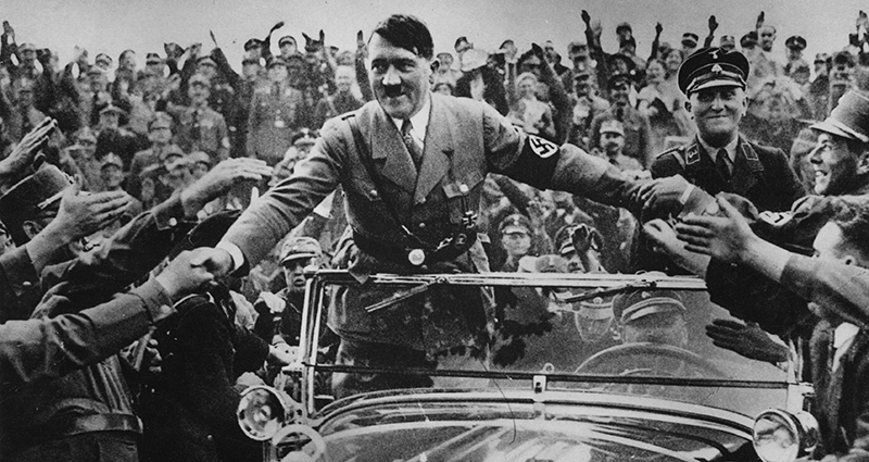 Hitler saluta