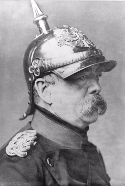 Bismarck, una sua foto con l'elmetto